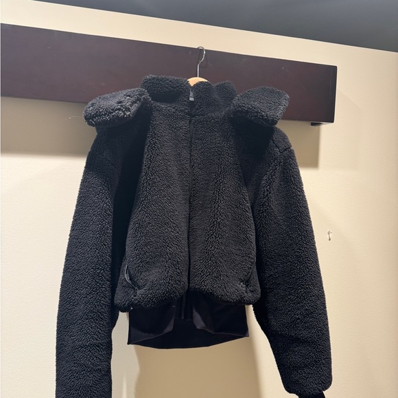 ALO Yoga Black Foxy Sherpa Jacket with Stand-Up Collar and Detachable Hood - Picture 2 of 2